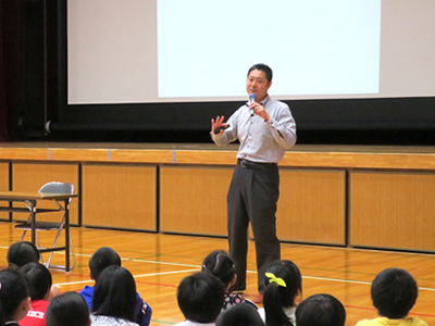 足立区立梅島小学校にて弊社代表 目代純平がセーフティ教室講師を担当しました。