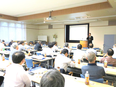 戸塚こどもの虹情報研修センター　講演の様子