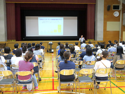 足立区立梅島小学校　高学年・保護者向け　講演の様子