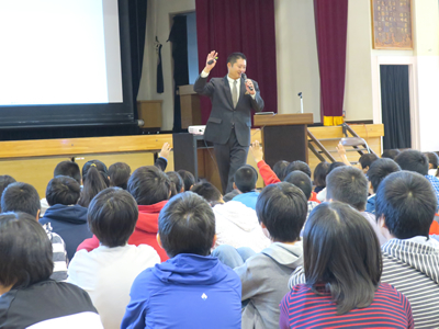 荒川区立第一日暮里小学校　4-6年生・保護者向け　講演の様子